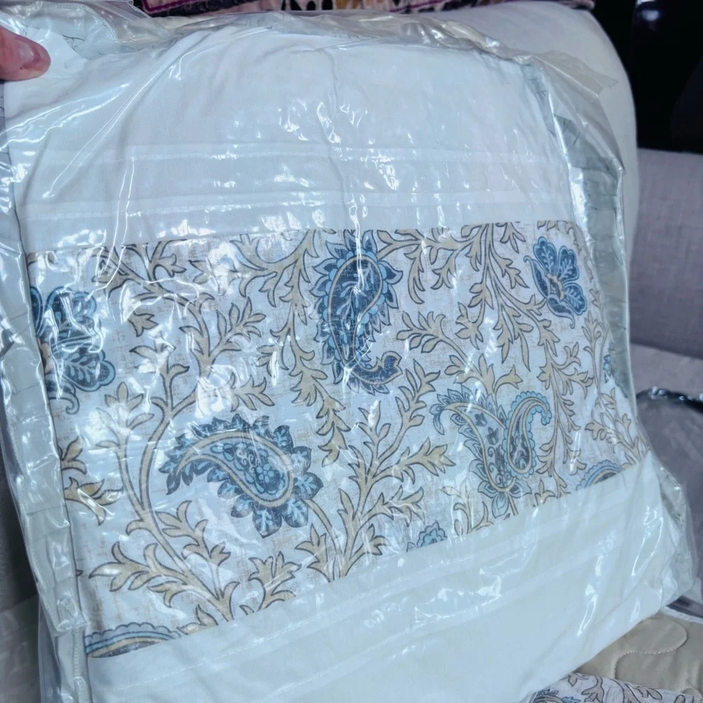 Madison Park 6pc Reversible Stella Cotton Percale with Throw Pillows Quilt Set Q